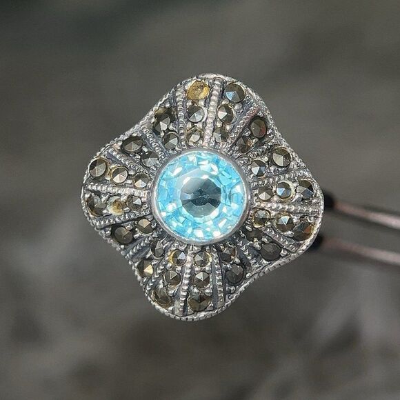 Stunning Sterling Silver Round Topaz / Marcasites Ring - Picture 3 of 10